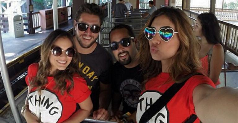 Bruna Marquezine se diverte na montanha russa com amigos