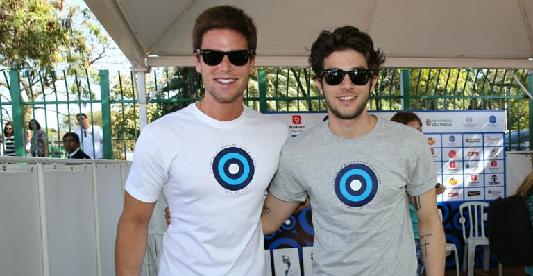 Chay Suede e Jonatas Faro participam de corrida contra o câncer