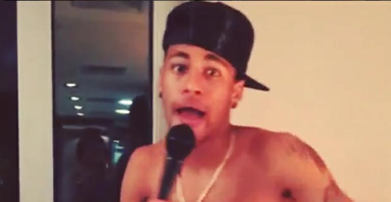 Sem camisa, Neymar solta a voz e canta funk de Nego do Borel