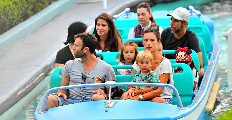 Alessandra Ambrosio comemora aniversário da filha na Disney