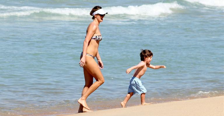 Em dia de folga, Letícia Birkheuer leva filho à praia no Rio de Janeiro
