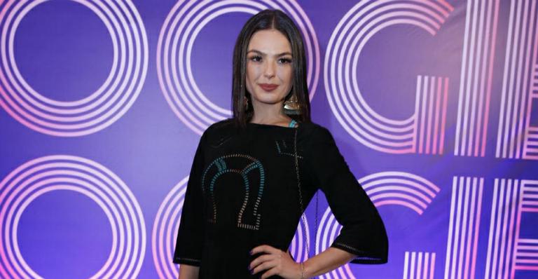 Usando macacão estampado, Isis Valverde mostra parte da aula de pilates
