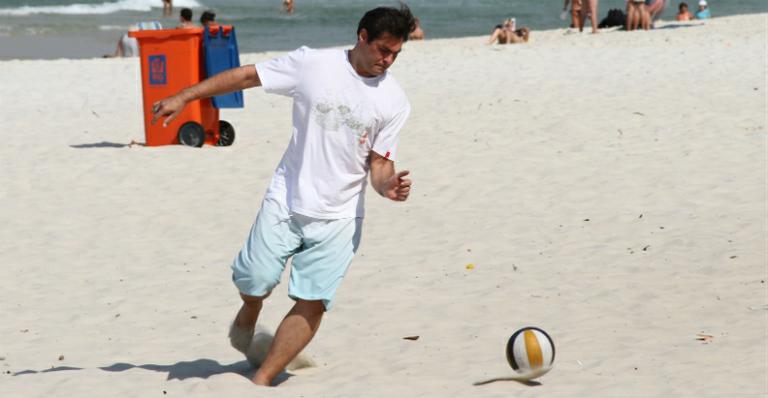 Dia de praia: Thiago Lacerda joga vôlei, faz massagem e toma banho de mar no Rio