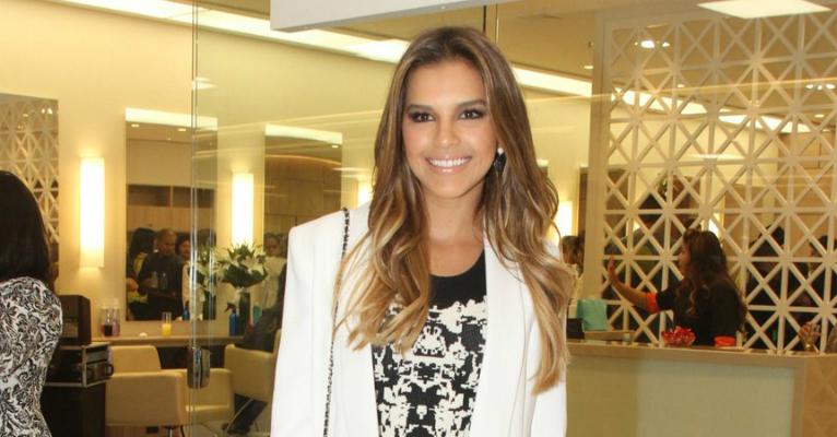 Com roupa esportiva, Mariana Rios dá mamadeira para um cabrito