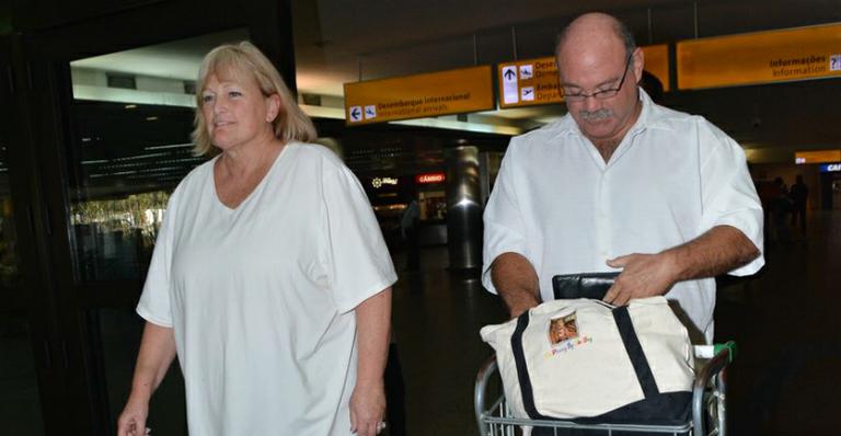 Debbie Rowe, mãe dos filhos de Michael Jackson, chega ao Brasil com Ian Thomas