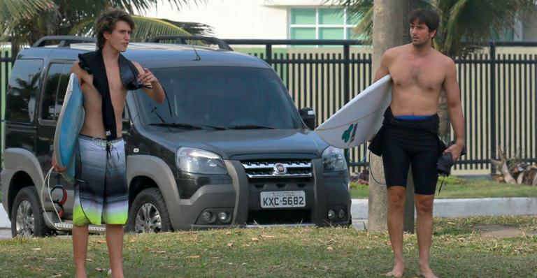 Vladimir Brichta e o enteado, filho de Adriana Esteves, surfam em praia do Rio