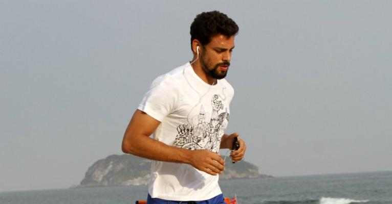 Cauã Reymond sua a camisa em corrida para manter a forma no Rio