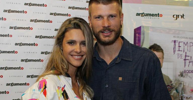 Fernanda Lima, ao lado de Rodrigo Hilbert, mostra seu novo cachorro