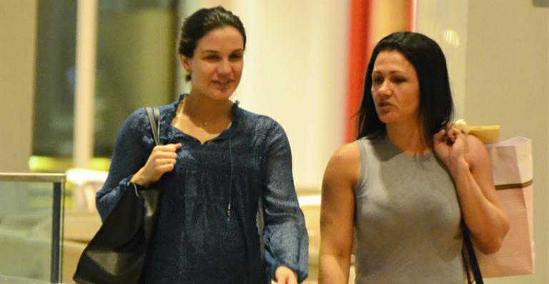 Grávida de Malvino Salvador, Kyra Gracie exibe barrigão durante passeio no Rio