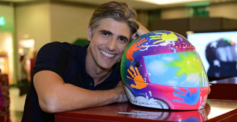 Reynaldo Gianecchini confere exposição em homenagem a Ayrton Senna