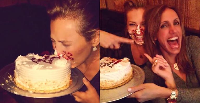 Thalia comemora 43 anos e leva bolo na cara