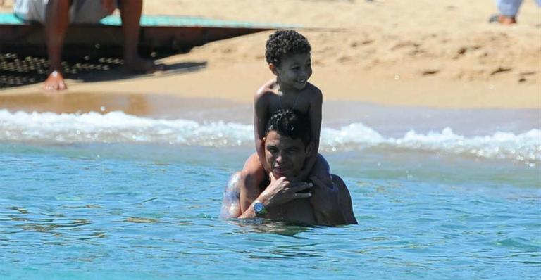 Lesionado, Thiago Silva curte praia com a família na Sardenha