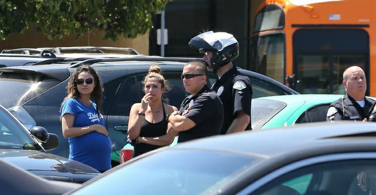 Grávida, Mila Kunis arma barraco com fotógrafo nos EUA