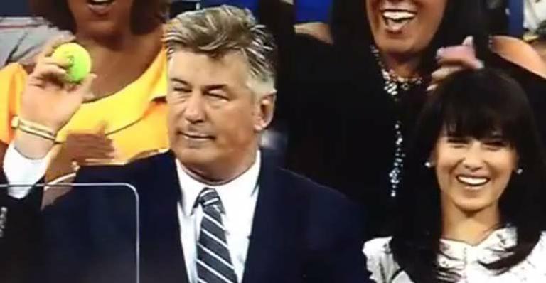 Alec Baldwin pega bola de tênis em jogo de abertura do U.S Open com Sharapova