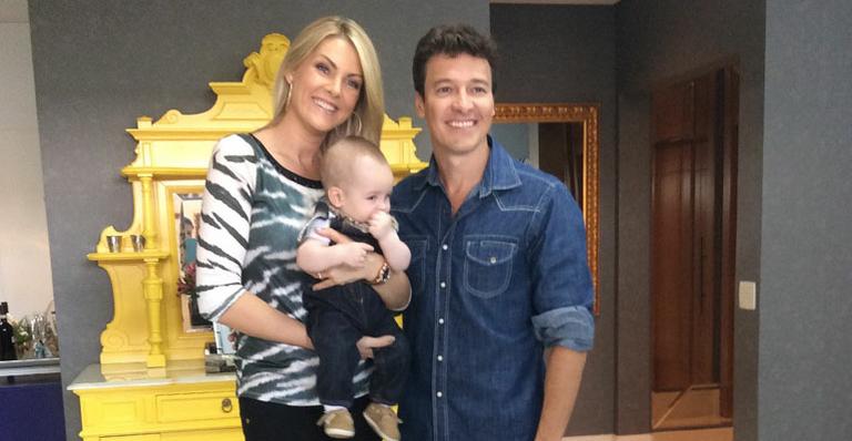 Com o filho, Ana Hickmann recebe Rodrigo Faro em sua casa