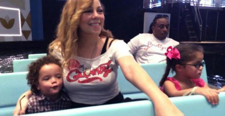Em crise no casamento, Mariah Carey leva os filhos para a Disney