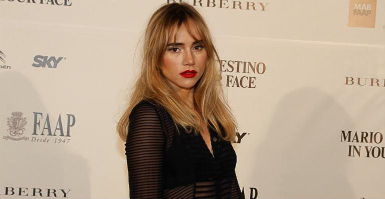 Namorada de Bradley Cooper, Suki Waterhouse, brilha em expo de Mario Testino
