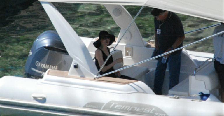 Após casamento, Angelina Jolie é vista sem a aliança em set de filmagem