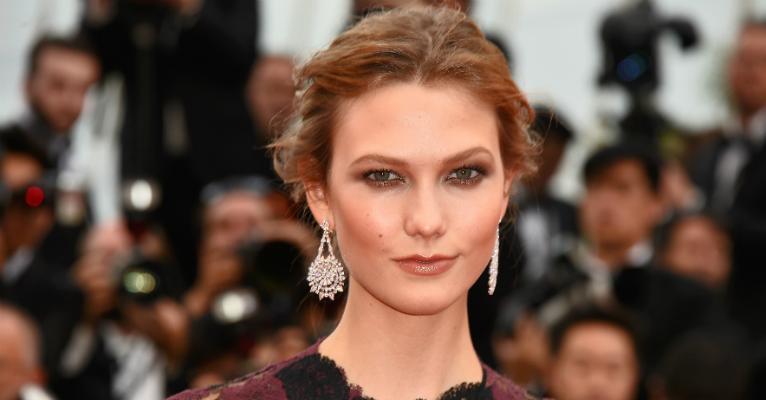 Top Karlie Kloss lança linha de biscoitos: “Sempre como cookies antes de malhar”