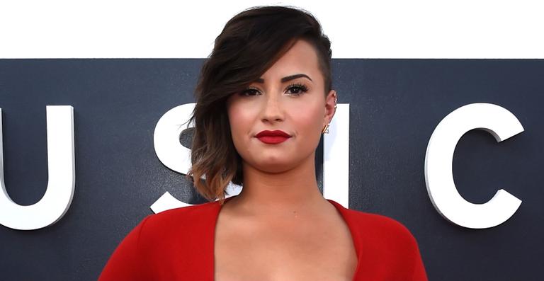 Demi Lovato diz que aprendeu a gostar das curvas de seu corpo
