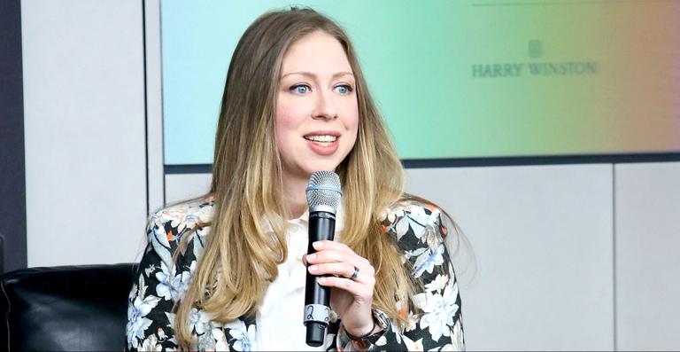 Chelsea Clinton, filha de Hilary Clinton, deixa a TV para cuidar de seu primeiro filho