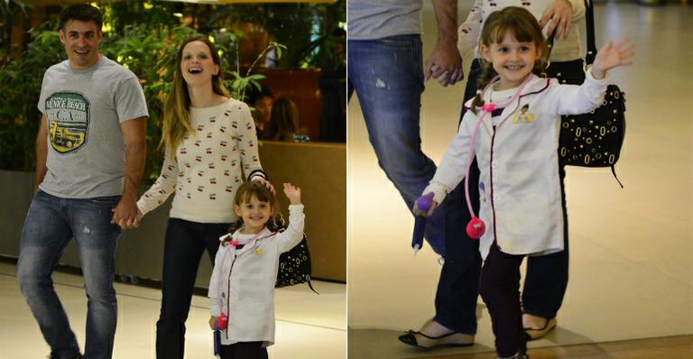 Miss simpatia: Filha de Fernanda Rodrigues e Raoni Carneiro dá show de fofura em passeio