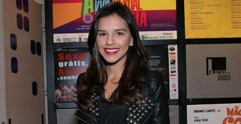 Morena novamente, Mariana Rios exibe novo visual em pré estreia de peça