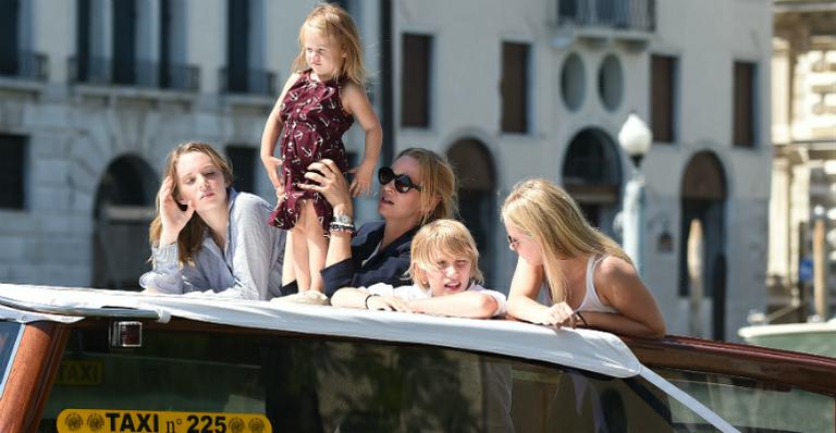 Uma Thurman passeia de barco com os filhos em Veneza