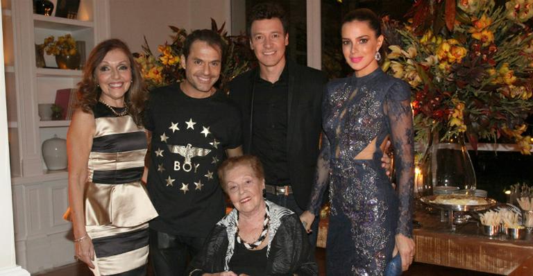 Danilo Faro comemora aniversário com familiares e amigos vips