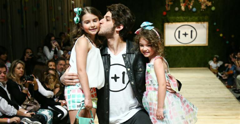 Chay Suede beija criança durante desfile em São Paulo