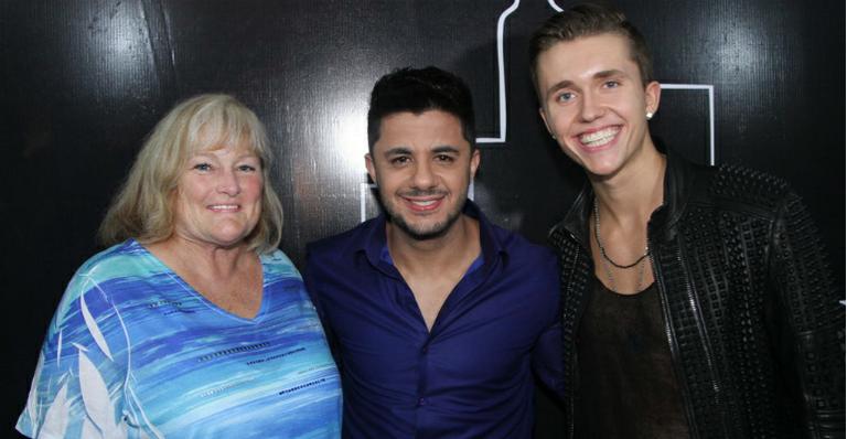 Debbie Rowe, ex mulher de Michael Jackson, curte festa sertaneja no Brasil