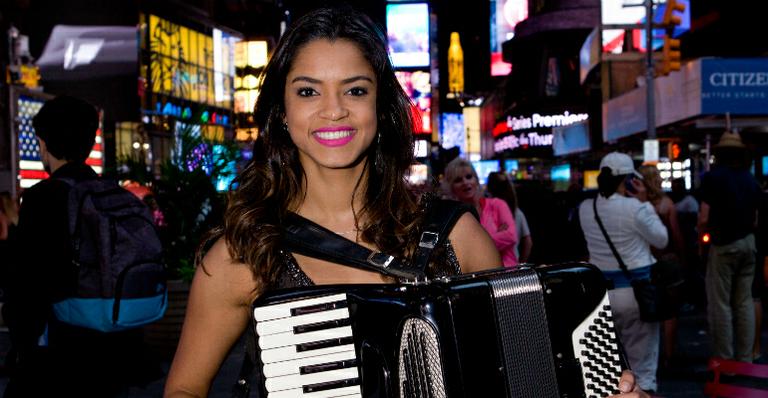 Lembra dela? Lucy Alves, ex participante do The Voice, toca sanfona em Nova York