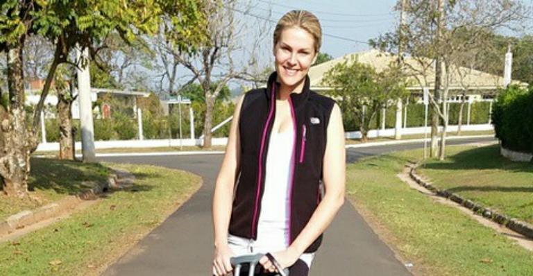 Ana Hickmann curte domingo com a família