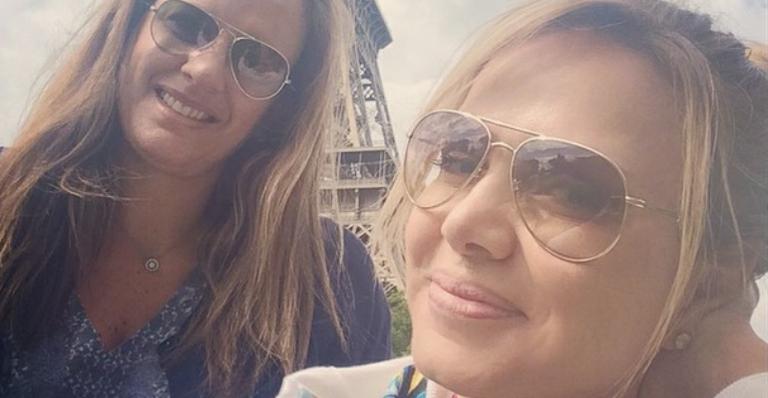 Eliana posa com amiga em frente à Torre Eiffel, em Paris