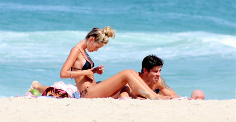 Yasmin Brunet e Evandro Soldati curtem dia de sol na praia