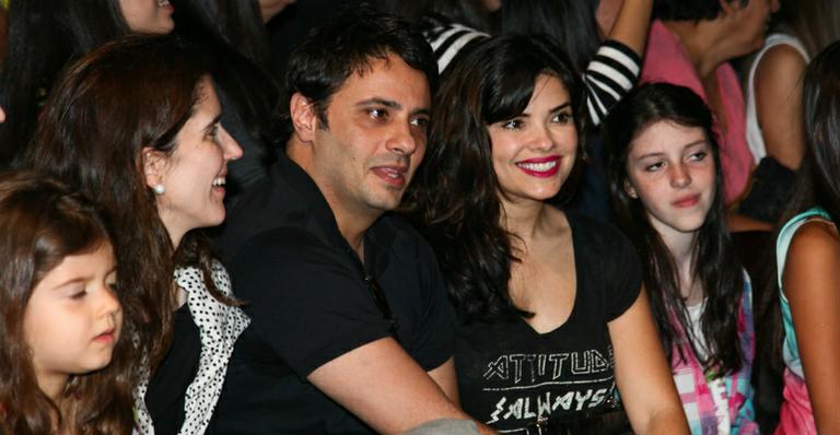 Grávida, Vanessa Giácomo e o marido assistem desfile no Fashion Weekend Kids