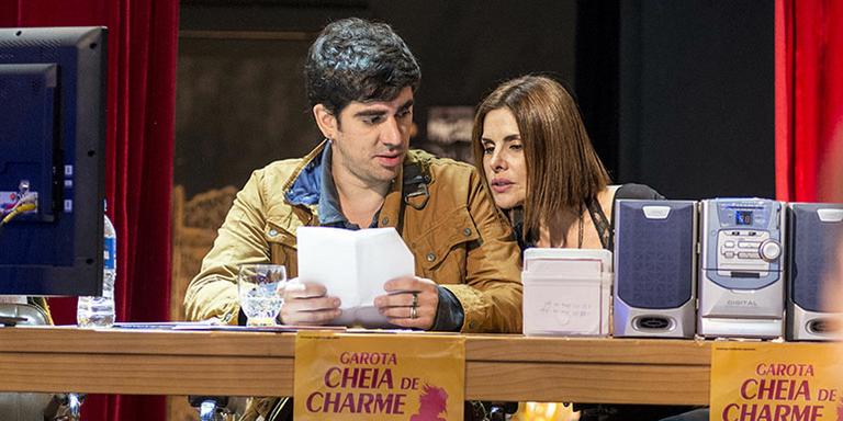 Marcelo Adnet faz participação em Malhação como diretor de TV