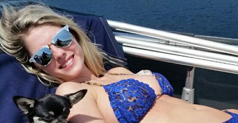 Morando em São Paulo, Bárbara Evans exibe corpão de biquíni em visita ao Rio
