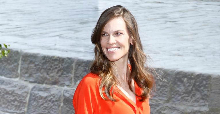 Hilary Swank anuncia seu noivado e mostra o anel