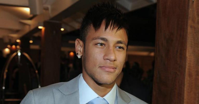Neymar aparece com maquiagem de gatinho em foto de David Brazil
