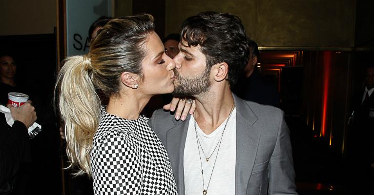 Giovanna Ewbank e Bruno Gagliasso dão beijo apaixonado em estreia em SP