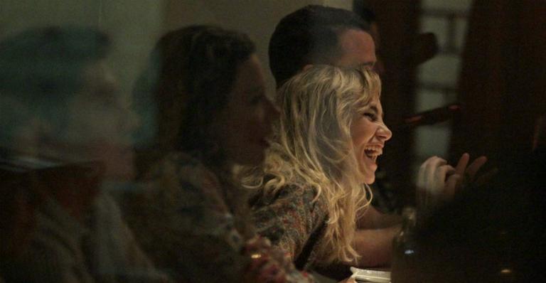 Suki Waterhouse, namorada de Bradley Cooper, janta com amigos no Rio
