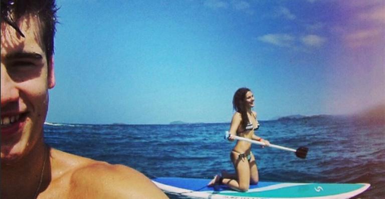 Lívian Aragão exibe boa forma em foto de biquíni com o namorado