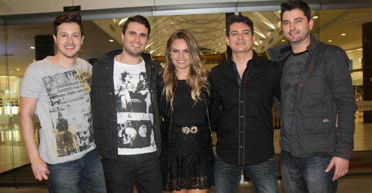 Natália Casassola é disputada por quatro amigos em clipe da banda Jeito Louco