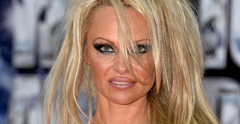 Pamela Anderson surge quase irreconhecível em capa de revista