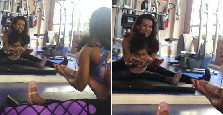 Scheila Carvalho conta com a “ajuda” da filha para malhar