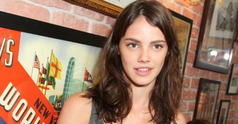 Laura Neiva mantém barriga chapada ‘sem comer salada’