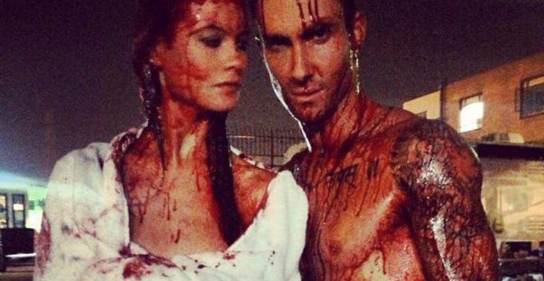 Adam Levine surge ensanguentado em gravação