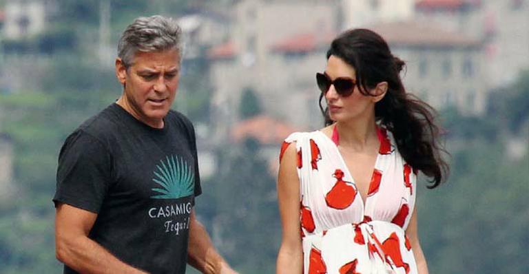 George Clooney  e Amal Alamuddin passeiam juntos de barco no Lago di Como