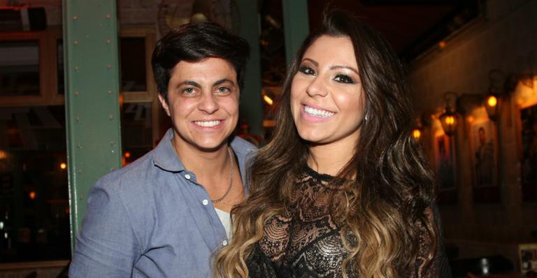 Thammy Miranda comemora aniversário ao lado do pai e da namorada